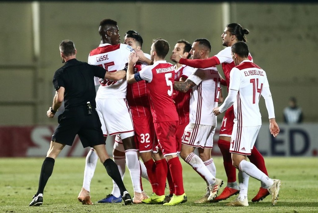 Ξάνθη-Ολυμπιακός: Χαμός στον αγωνιστικό χώρο με πρωταγωνιστή Σισέ (vid & photos)