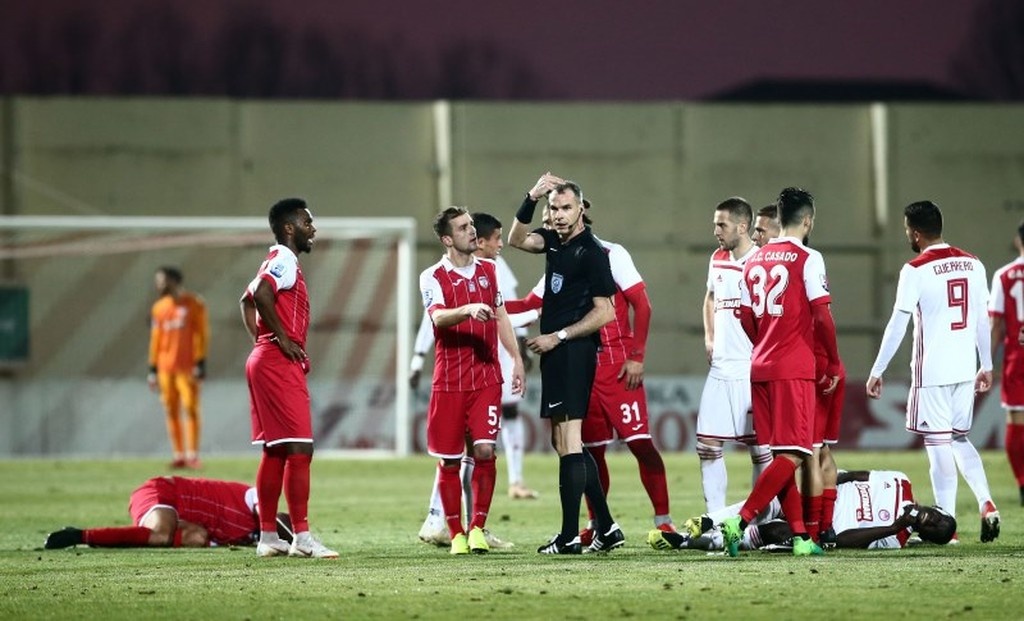 Ξάνθη-Ολυμπιακός: Χαμός στον αγωνιστικό χώρο με πρωταγωνιστή Σισέ (vid & photos)
