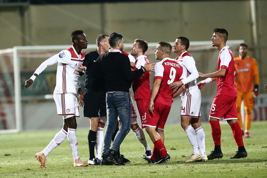 Ξάνθη-Ολυμπιακός: Χαμός στον αγωνιστικό χώρο με πρωταγωνιστή Σισέ (vid & photos)