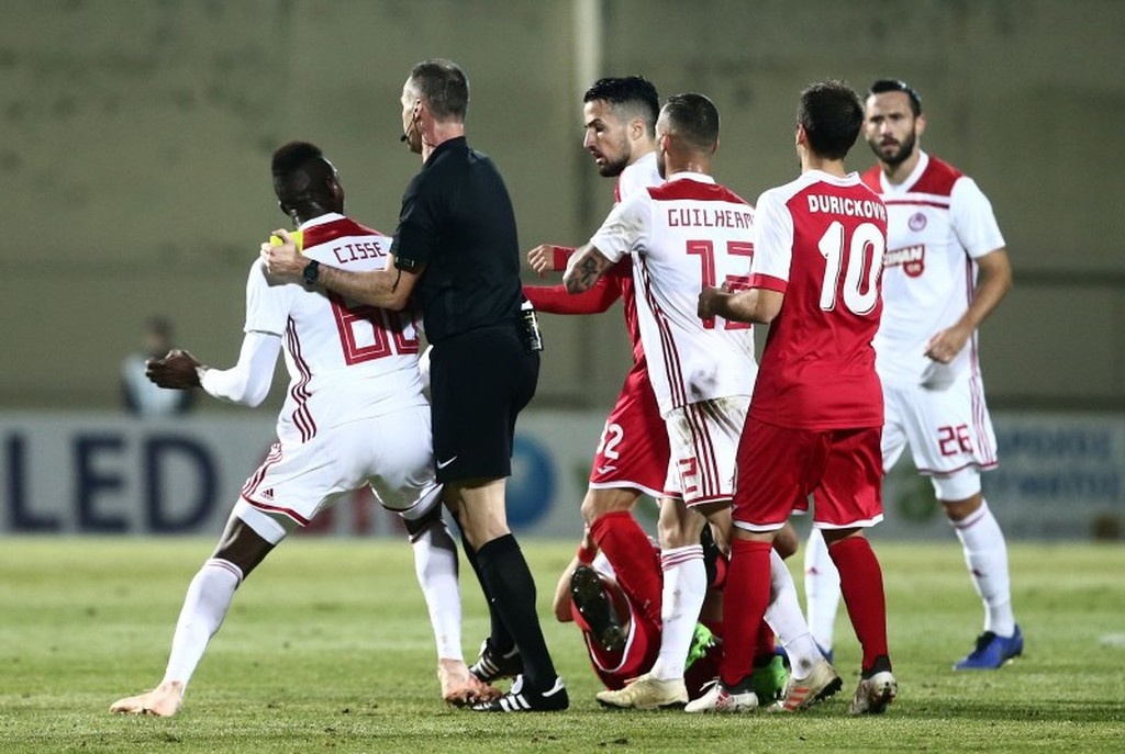 Ξάνθη-Ολυμπιακός: Χαμός στον αγωνιστικό χώρο με πρωταγωνιστή Σισέ (vid & photos)