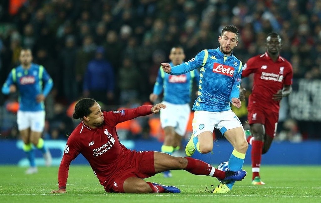 Champions League: Αλητεία Φαν Ντάικ στον Μέρτενς (video+photos)