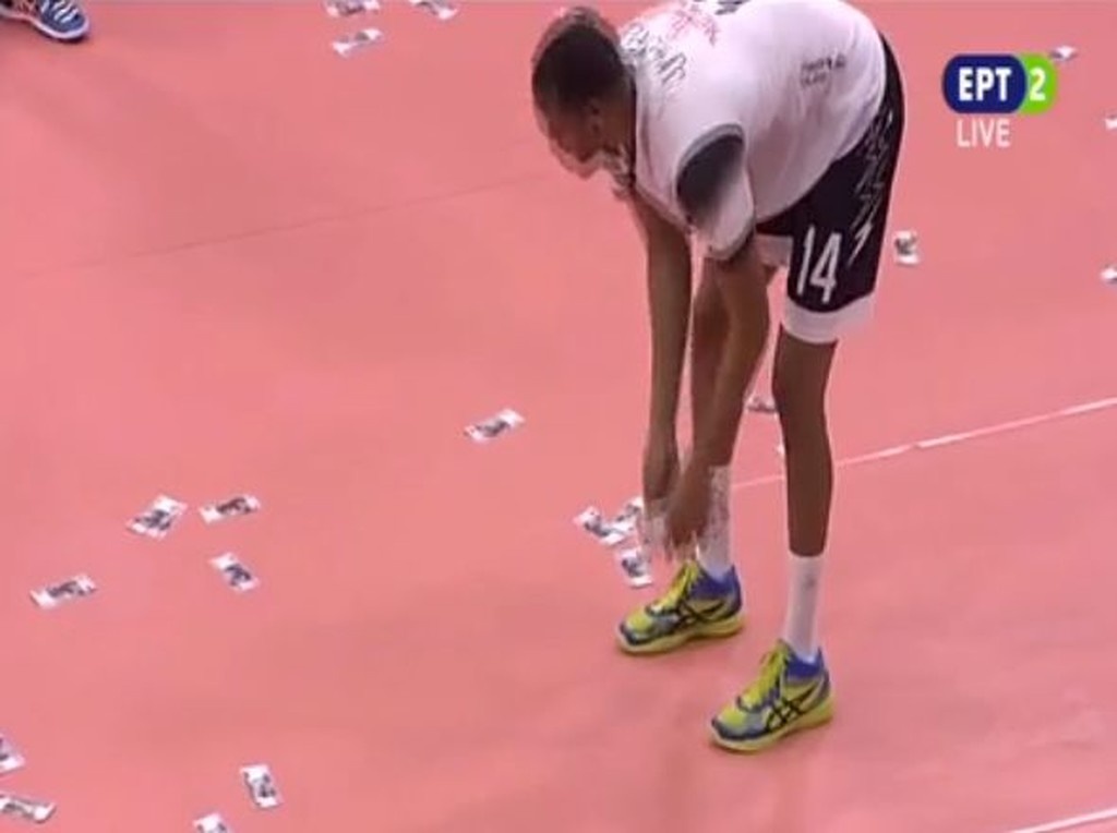 Εμετικά πανό για Φιλίποφ στο Ολυμπιακός – ΠΑΟΚ (photos+video)