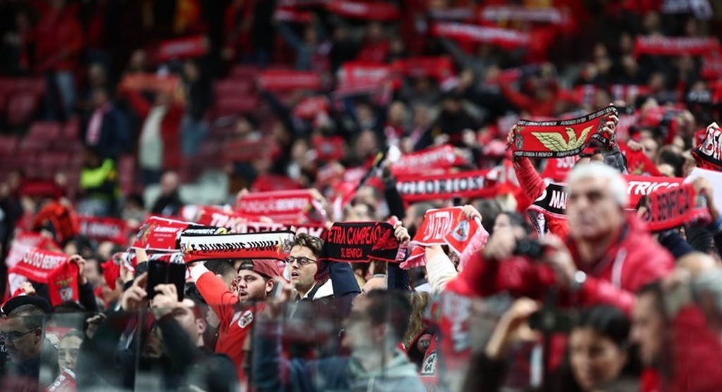 Μπενφίκα-ΑΕΚ: Μοναδική στιγμή στο «Ντα Λουζ» για τις πυρκαγιές στην Ελλάδα (photo)