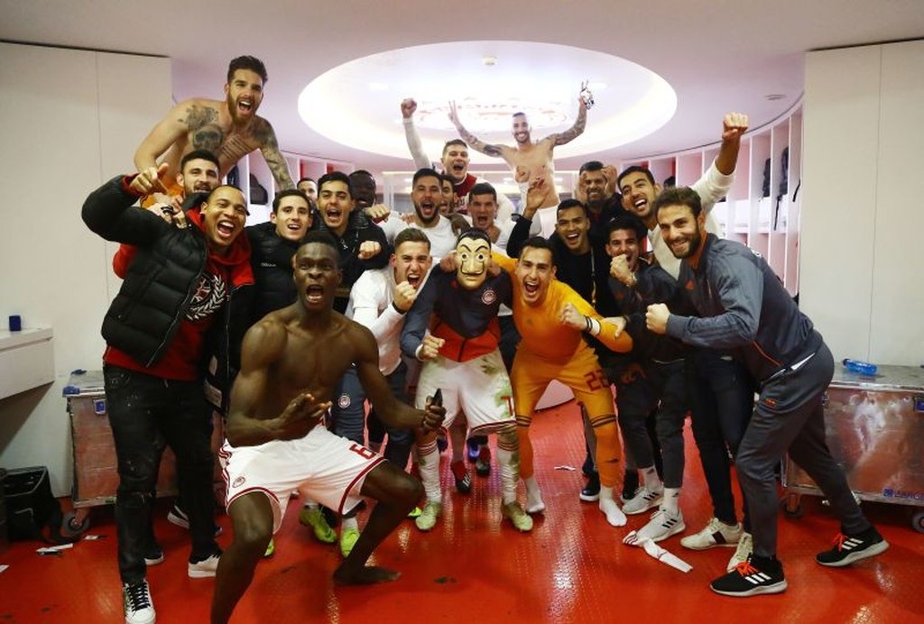 Ολυμπιακός – Μίλαν: Αγκαλιές Μαρινάκη-Μαρτίνς και… Casa de Papel στα αποδυτήρια (photos)