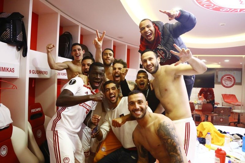 Ολυμπιακός – Μίλαν: Αγκαλιές Μαρινάκη-Μαρτίνς και… Casa de Papel στα αποδυτήρια (photos)