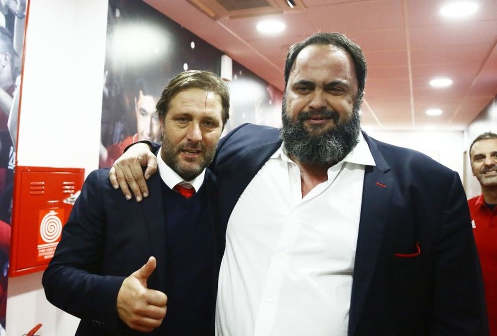 Ολυμπιακός – Μίλαν: Αγκαλιές Μαρινάκη-Μαρτίνς και… Casa de Papel στα αποδυτήρια (photos)