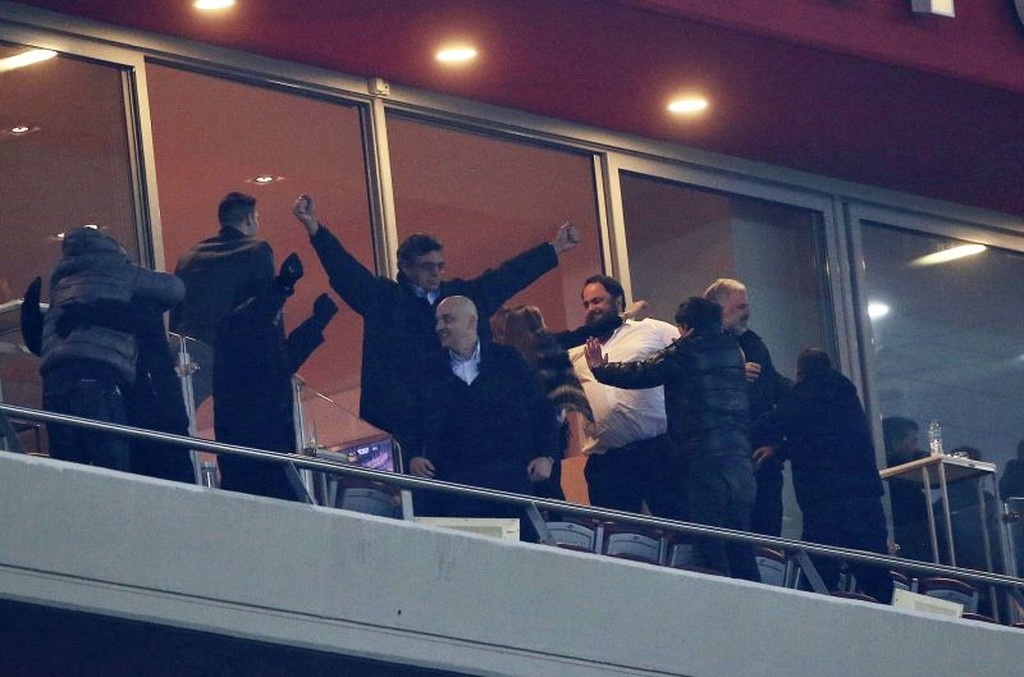 Ολυμπιακός – Μίλαν: Οι έξαλλοι πανηγυρισμοί του Μαρινάκη (photos)