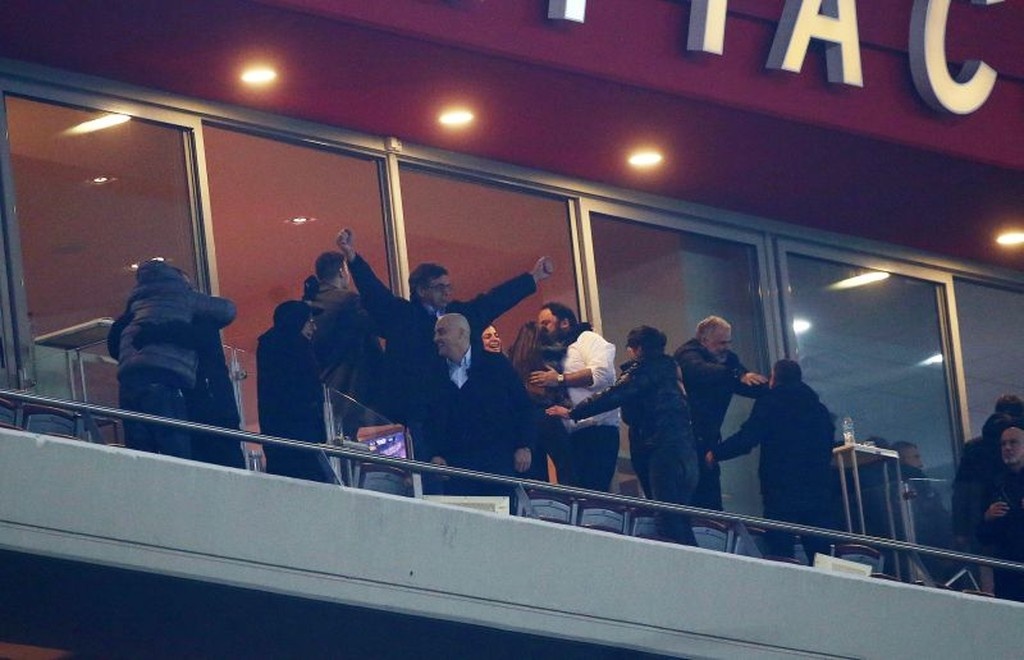 Ολυμπιακός – Μίλαν: Οι έξαλλοι πανηγυρισμοί του Μαρινάκη (photos)