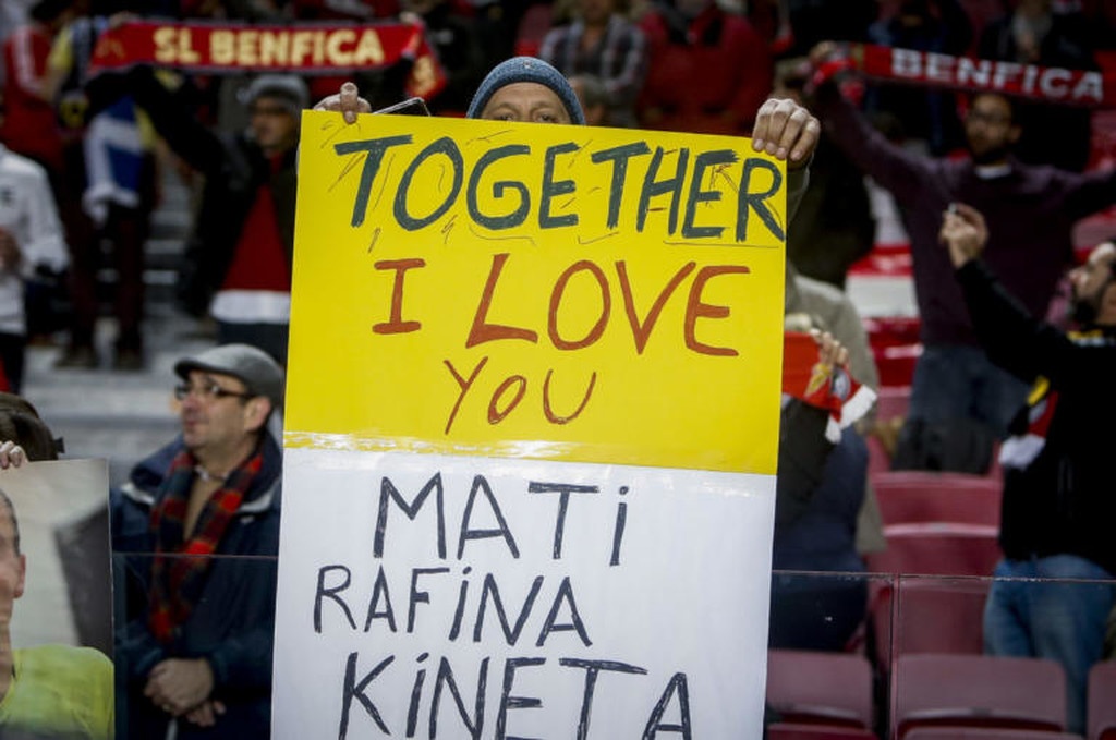 Μπενφίκα-ΑΕΚ: Μοναδική στιγμή στο «Ντα Λουζ» για τις πυρκαγιές στην Ελλάδα (photo)