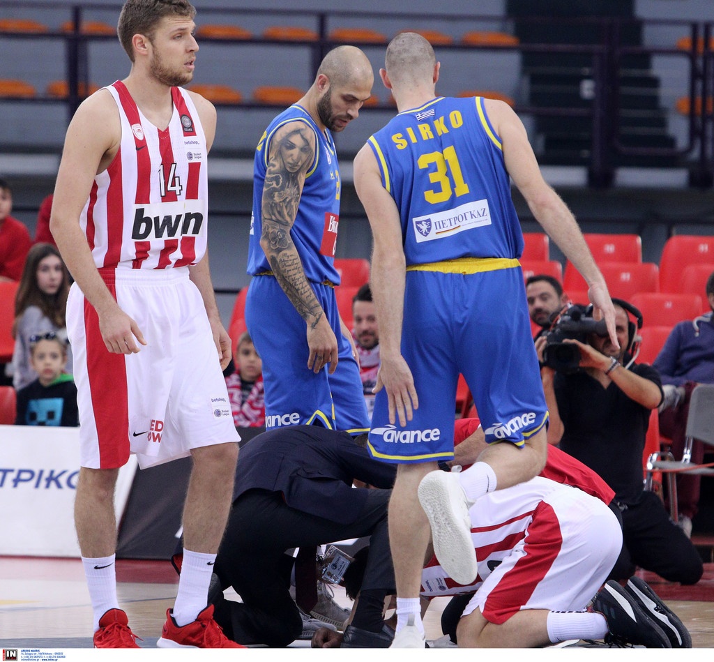 Ολυμπιακός: Δέχθηκε αγκωνιά κι έκανε ράμματα στο κεφάλι ο Στρέλνιεκς! (photos&video)