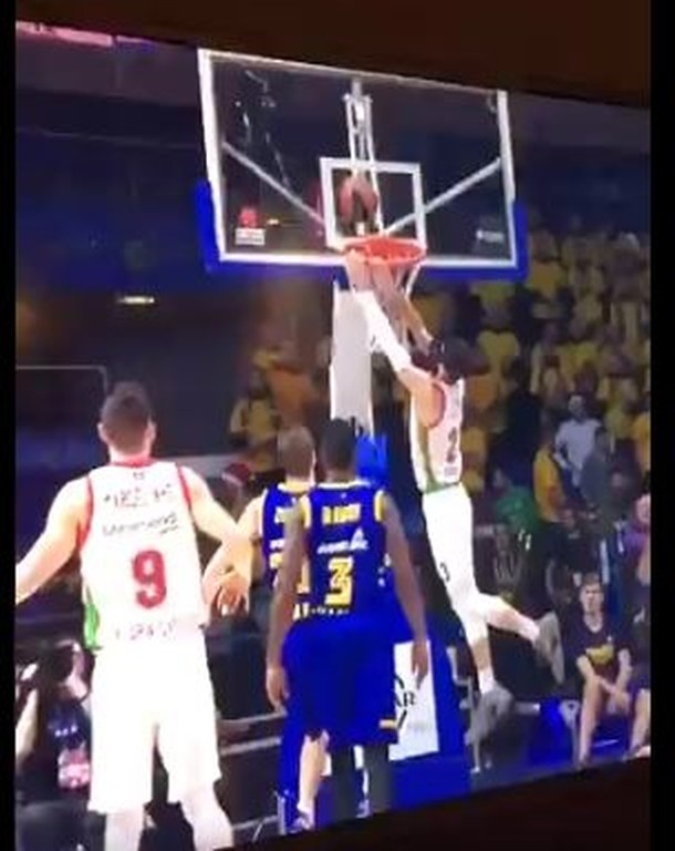 Απίστευτος Σενγκέλια: Έσπασε το ταμπλό! (video+photos)