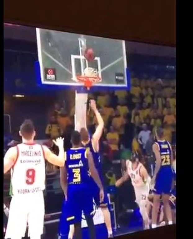 Απίστευτος Σενγκέλια: Έσπασε το ταμπλό! (video+photos)