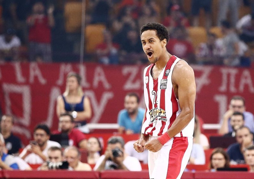 Σέρνει την ΚΑΕ Ολυμπιακός στα δικαστήρια ο Ρόμπερτς!