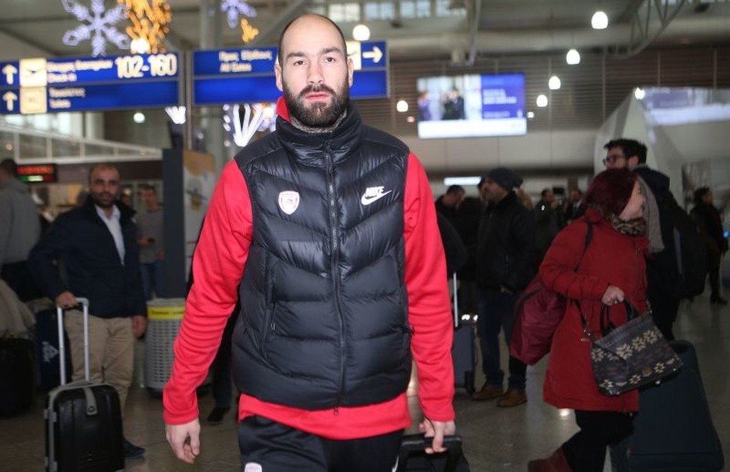 Ολυμπιακός: Τα γέλια του Μπόγρη, η σέλφι του Σπανούλη και το καπέλο του Μάντζαρη (photos)