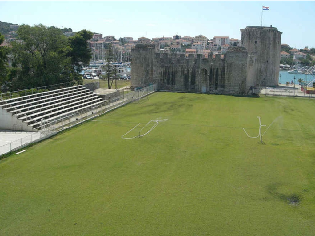 IGRALIŠTE BATARIJA - Κροατία

Χωρητικότητα: 1,000

Ομάδα:  HNK Trogir

Τι το ιδιαίτερο έχει: Μάλλον είδαν ότι δεν έχουν πολλούς φιλάθλους και σκαρφίστηκαν έναν έξυπνο τρόπο για να τους παρακολουθήσουν.