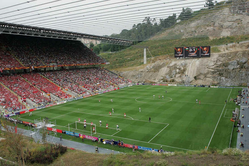 ESTADIO MUNICIPAL DE BRAGA - Πορτογαλία

Χωρητικότητα: 30,268

Ομάδα:  Μπράγκα

Τι το ιδιαίτερο έχει: Βράχο. Αυτό έχει. Όμως είναι εντυπωσιακό.