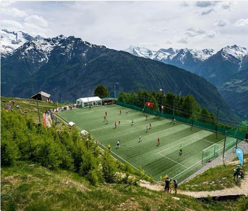 OTTMAR HITZFELD GSPON ARENA - Ελβετία

Χωρητικότητα:  Όσοι χωράνε στο... γκαζόν

Ομάδα:  FC Gspon

Τι το ιδιαίτερο έχει: Απλά και μόνο ότι είναι χτισμένο σε γκρεμό των Άλπεων, στα 2 χιλιόμετρα ύψους είναι αρκετό για να το κάνουν ξεχωριστό.