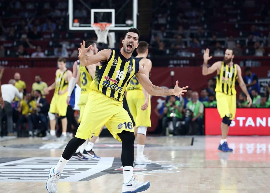 Οι ευχές της Φενέρμπαχτσε στον Σλούκα (photos)