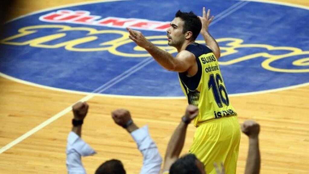 Οι ευχές της Φενέρμπαχτσε στον Σλούκα (photos)