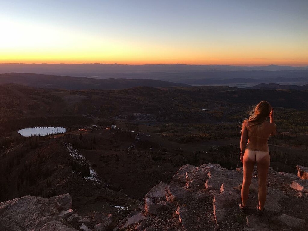 Γυναίκα «εκδικείται» τους πρώην με γυμνές πόζες στο Instagram (photos)