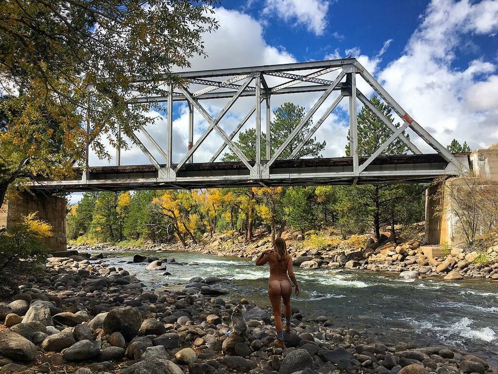 Γυναίκα «εκδικείται» τους πρώην με γυμνές πόζες στο Instagram (photos)