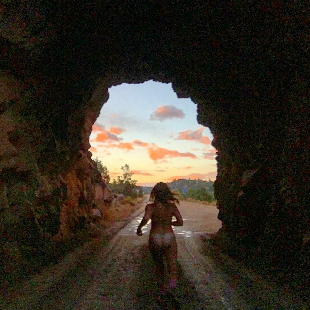 Γυναίκα «εκδικείται» τους πρώην με γυμνές πόζες στο Instagram (photos)