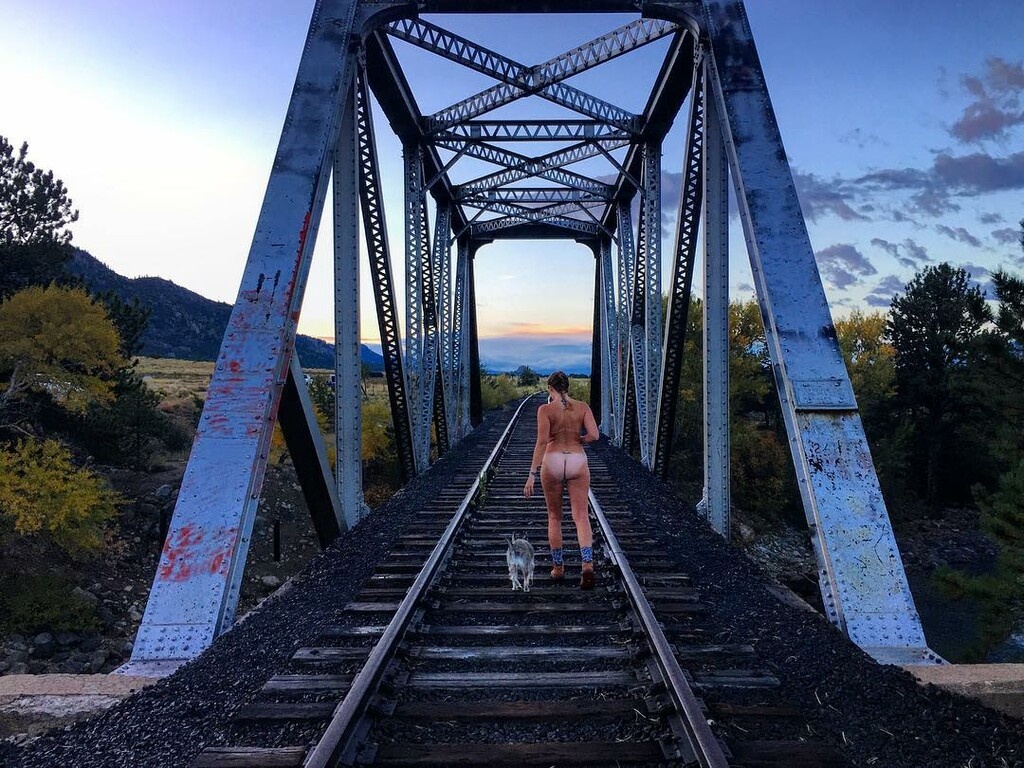 Γυναίκα «εκδικείται» τους πρώην με γυμνές πόζες στο Instagram (photos)