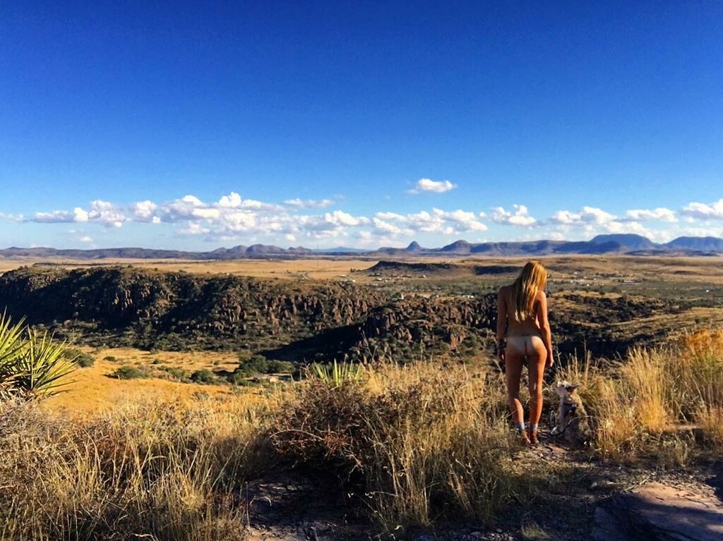 Γυναίκα «εκδικείται» τους πρώην με γυμνές πόζες στο Instagram (photos)