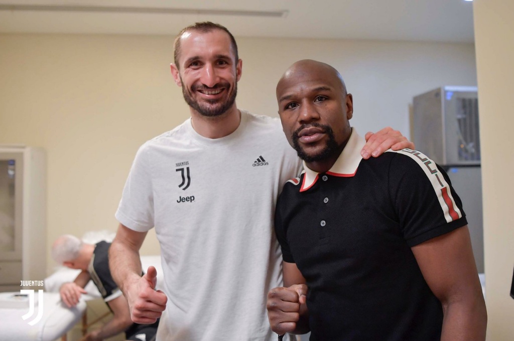 Οπαδός της Γιουβέντους ο Mayweather! (photos)