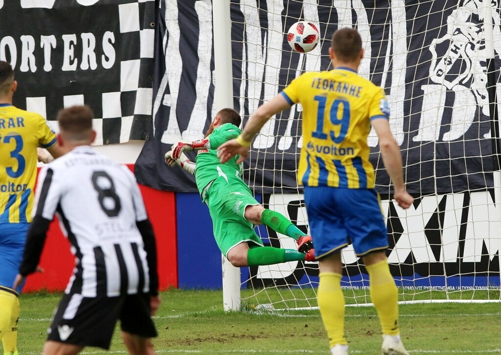 ΟΦΗ: Έγραψε ιστορία ο Ναμπί με τα δύο γκολ-φάουλ (photos)