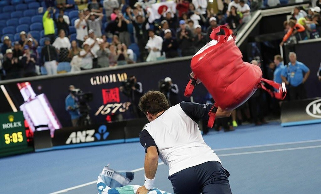 Τους έχει τρελάνει ο Τσιτσιπάς: Χάνουν και… σπάνε τις ρακέτες! (photos)