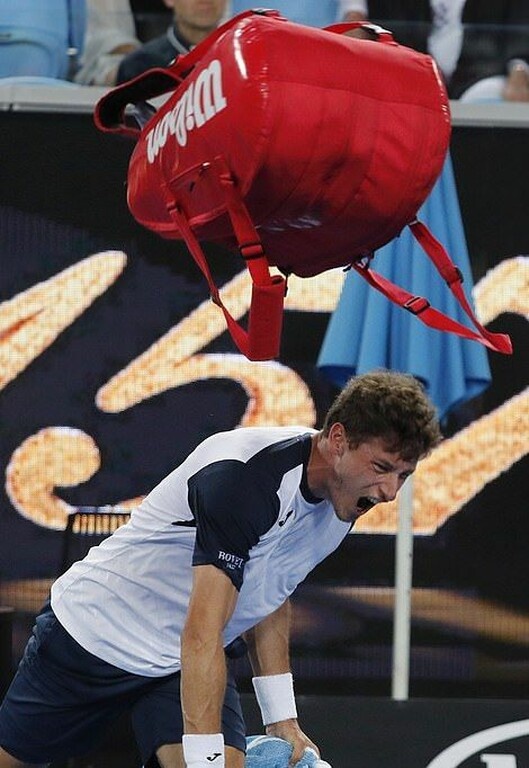 Τους έχει τρελάνει ο Τσιτσιπάς: Χάνουν και… σπάνε τις ρακέτες! (photos)