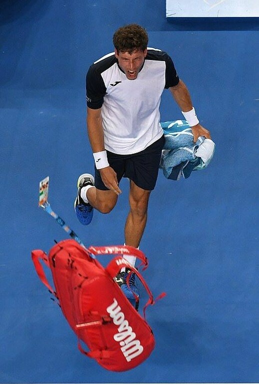 Τους έχει τρελάνει ο Τσιτσιπάς: Χάνουν και… σπάνε τις ρακέτες! (photos)