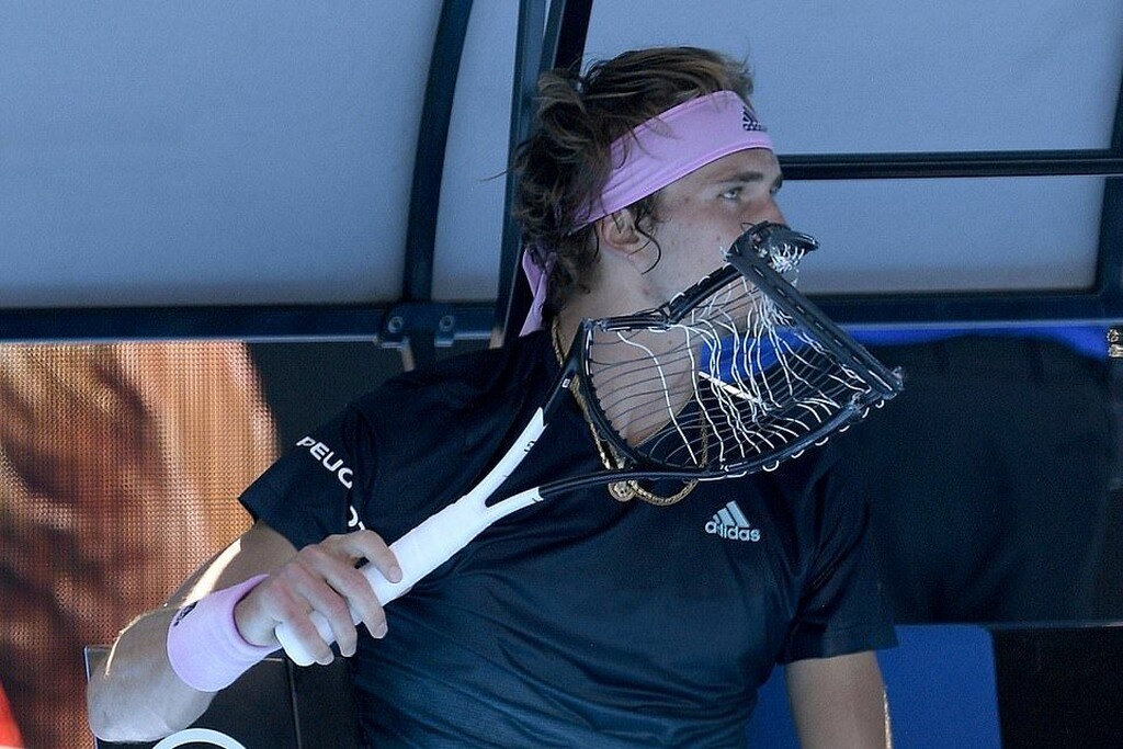 Τους έχει τρελάνει ο Τσιτσιπάς: Χάνουν και… σπάνε τις ρακέτες! (photos)