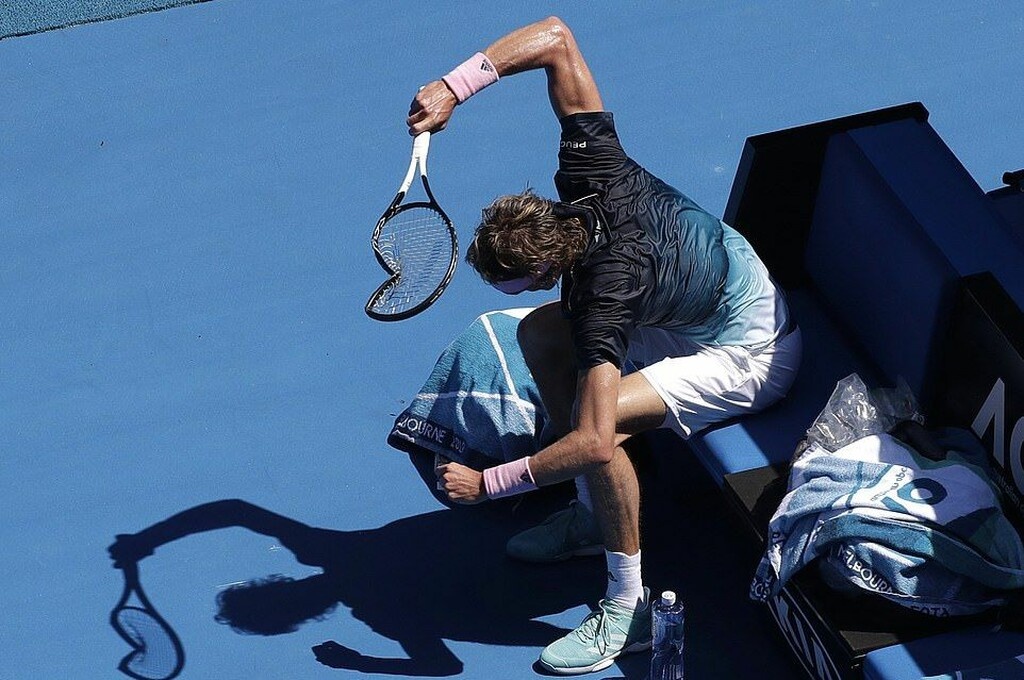 Τους έχει τρελάνει ο Τσιτσιπάς: Χάνουν και… σπάνε τις ρακέτες! (photos)