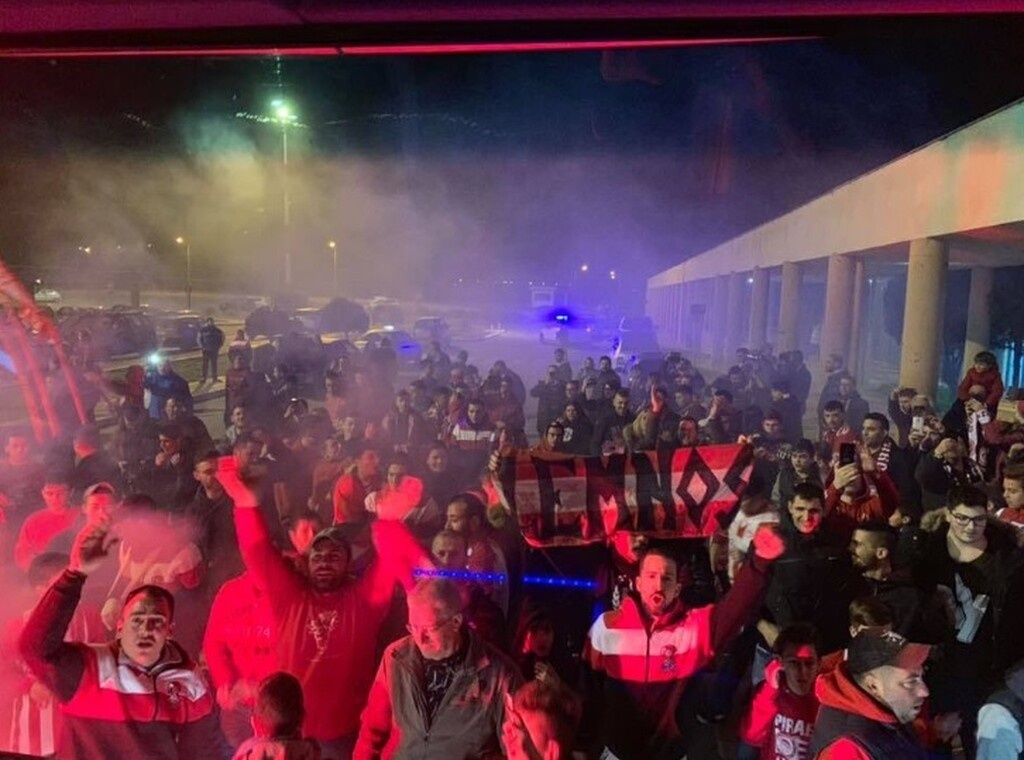 Ολυμπιακός: 500 οπαδοί υποδέχθηκαν την αποστολή στη Λήμνο (photos)