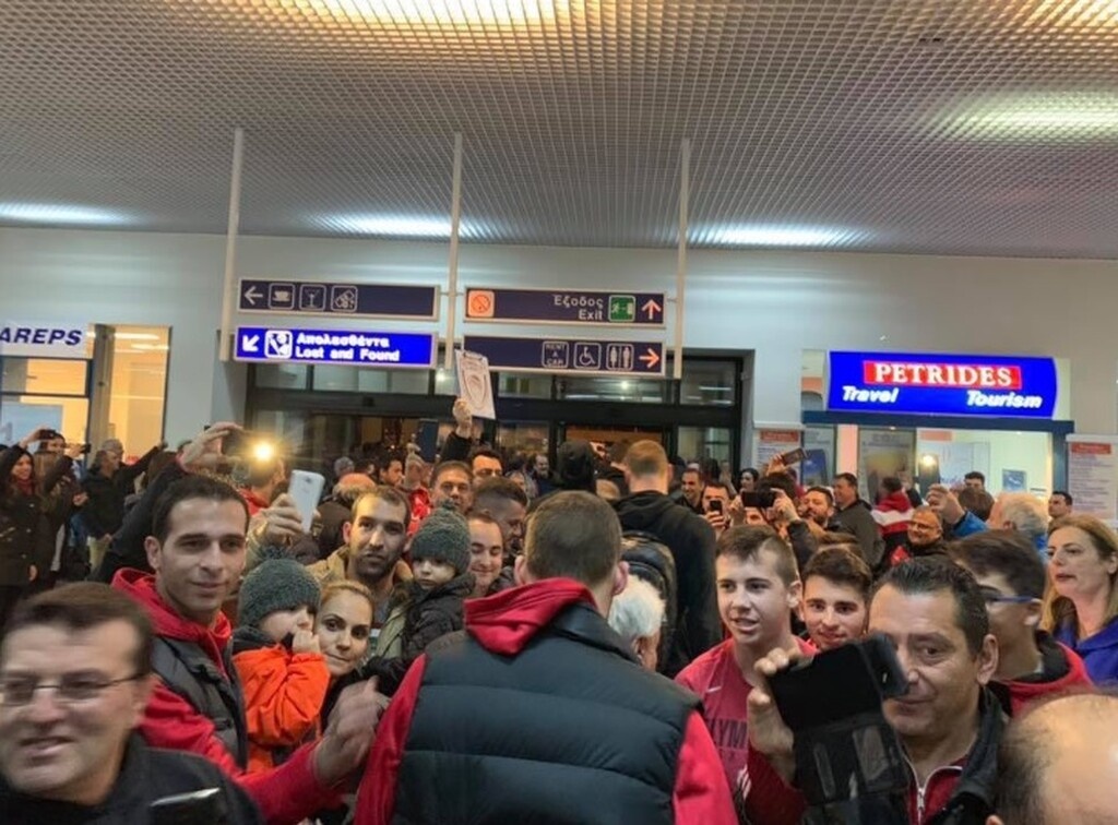 Ολυμπιακός: 500 οπαδοί υποδέχθηκαν την αποστολή στη Λήμνο (photos)