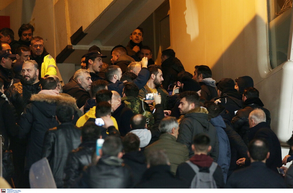 ΑΕΚ-ΠΑΟΚ: Άγρια επεισόδια στο ΟΑΚΑ, την έπεσαν στον Σαββίδη! (photos)