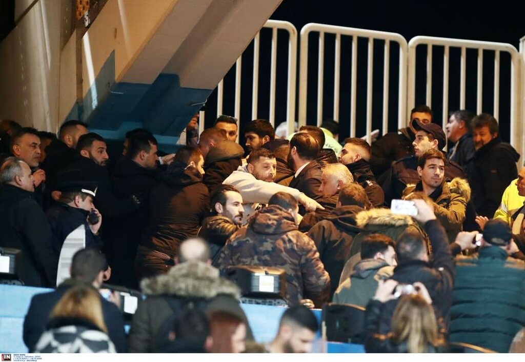 ΑΕΚ-ΠΑΟΚ: Άγρια επεισόδια στο ΟΑΚΑ, την έπεσαν στον Σαββίδη! (photos)