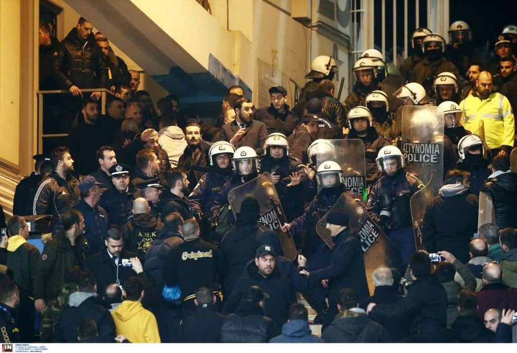 ΑΕΚ-ΠΑΟΚ: Άγρια επεισόδια στο ΟΑΚΑ, την έπεσαν στον Σαββίδη! (photos)