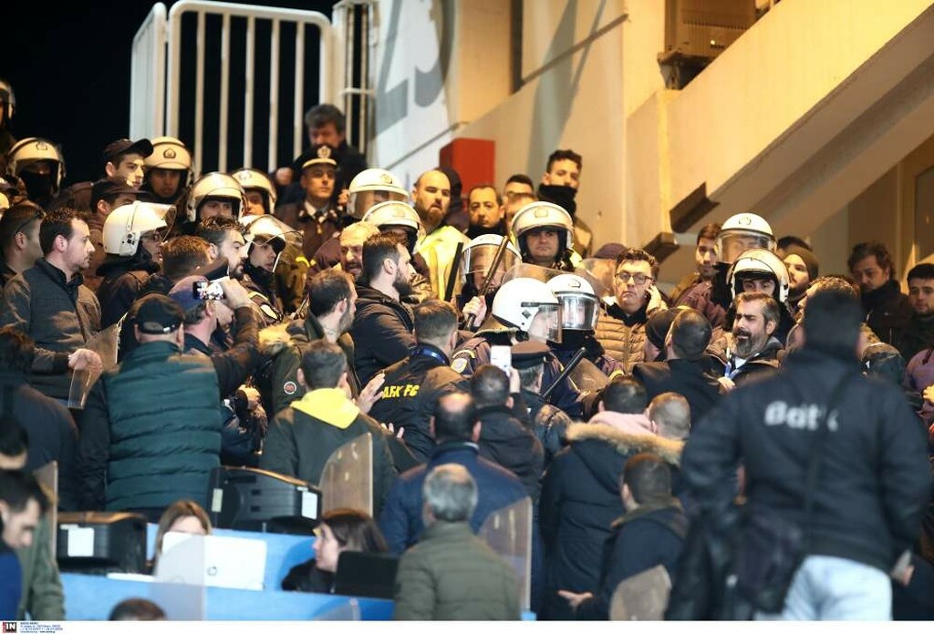 ΑΕΚ-ΠΑΟΚ: Άγρια επεισόδια στο ΟΑΚΑ, την έπεσαν στον Σαββίδη! (photos)