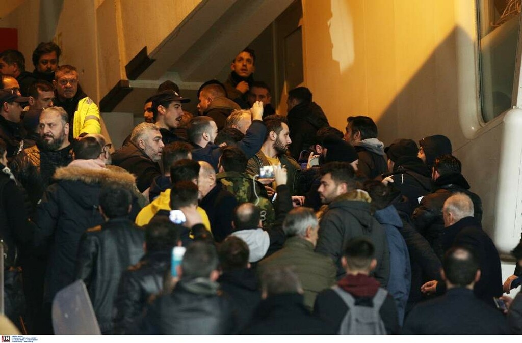 ΑΕΚ-ΠΑΟΚ: Άγρια επεισόδια στο ΟΑΚΑ, την έπεσαν στον Σαββίδη! (photos)