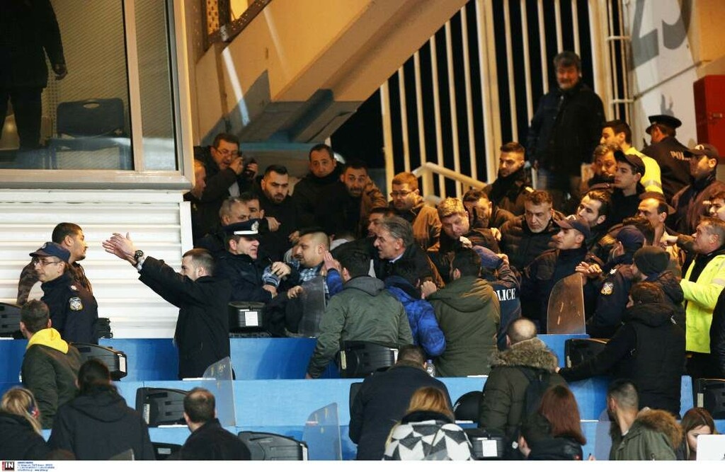 ΑΕΚ-ΠΑΟΚ: Άγρια επεισόδια στο ΟΑΚΑ, την έπεσαν στον Σαββίδη! (photos)
