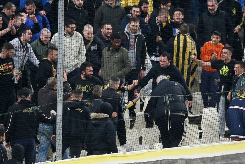 ΑΕΚ-ΠΑΟΚ: Στο πέταλο των οργανωμένων ο Βράνιες! (videos+photos)