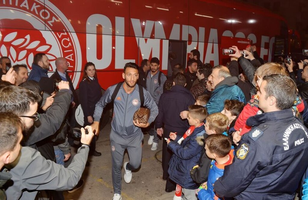 Ολυμπιακός: Αποθεωτική υποδοχή στη Λαμία (photos)