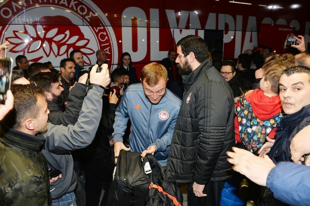 Ολυμπιακός: Αποθεωτική υποδοχή στη Λαμία (photos)