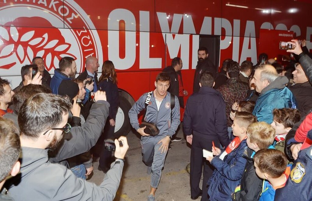 Ολυμπιακός: Αποθεωτική υποδοχή στη Λαμία (photos)