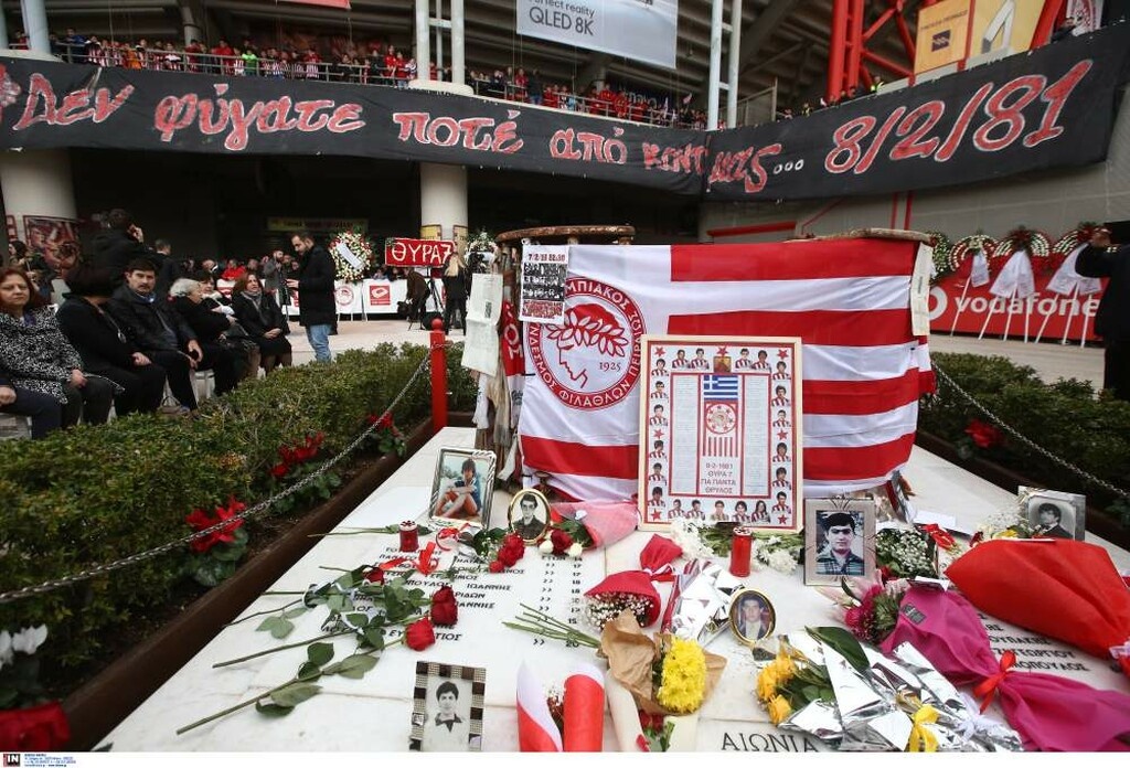 Σύσσωμος ο Ολυμπιακός στο μνημόσυνο για την «Θύρα 7» (photos)