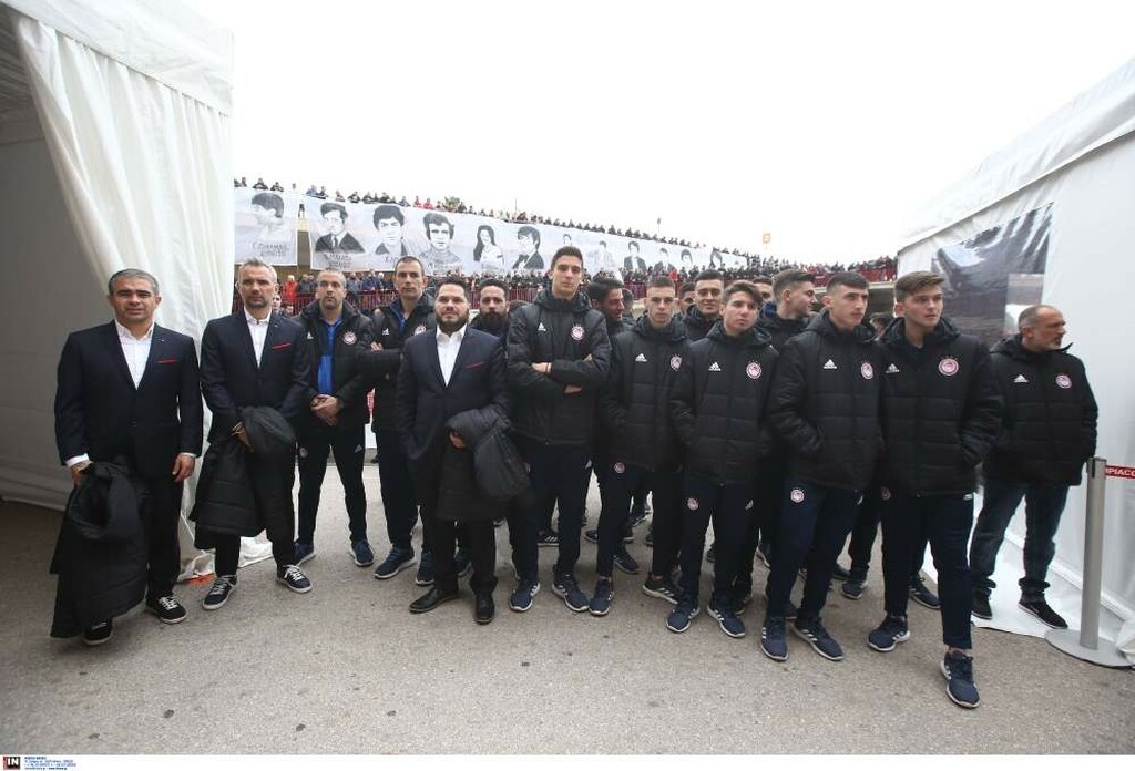 Σύσσωμος ο Ολυμπιακός στο μνημόσυνο για την «Θύρα 7» (photos)