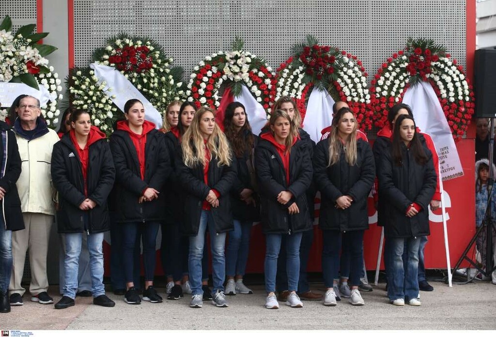 Σύσσωμος ο Ολυμπιακός στο μνημόσυνο για την «Θύρα 7» (photos)